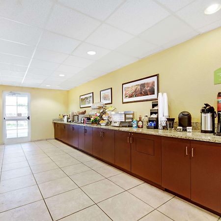Super 8 By Wyndham San Antonio Airport North Hotel Exterior photo